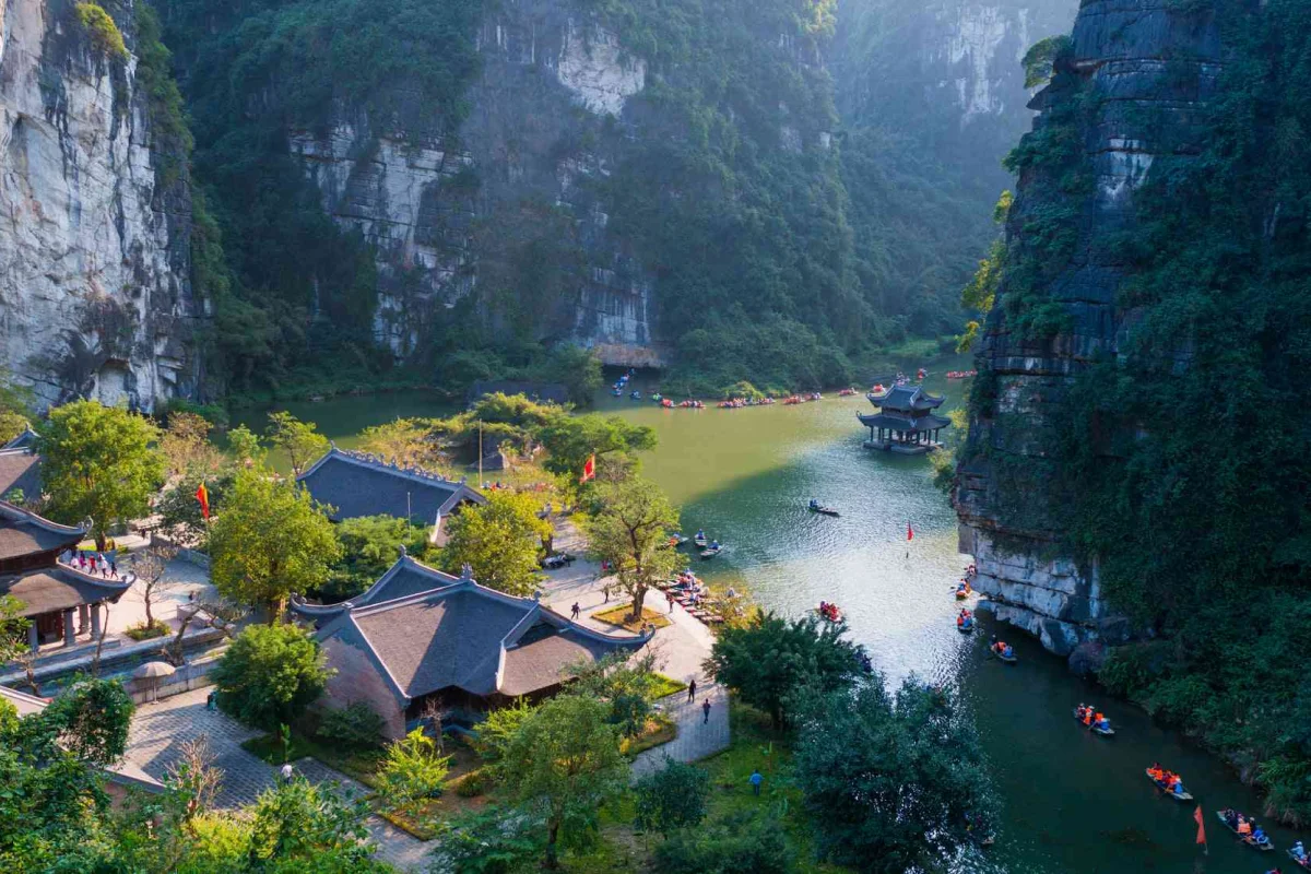 Trang An Ninh Binh landscape with limestone mountains, temples, waterways, and sightseeing boats