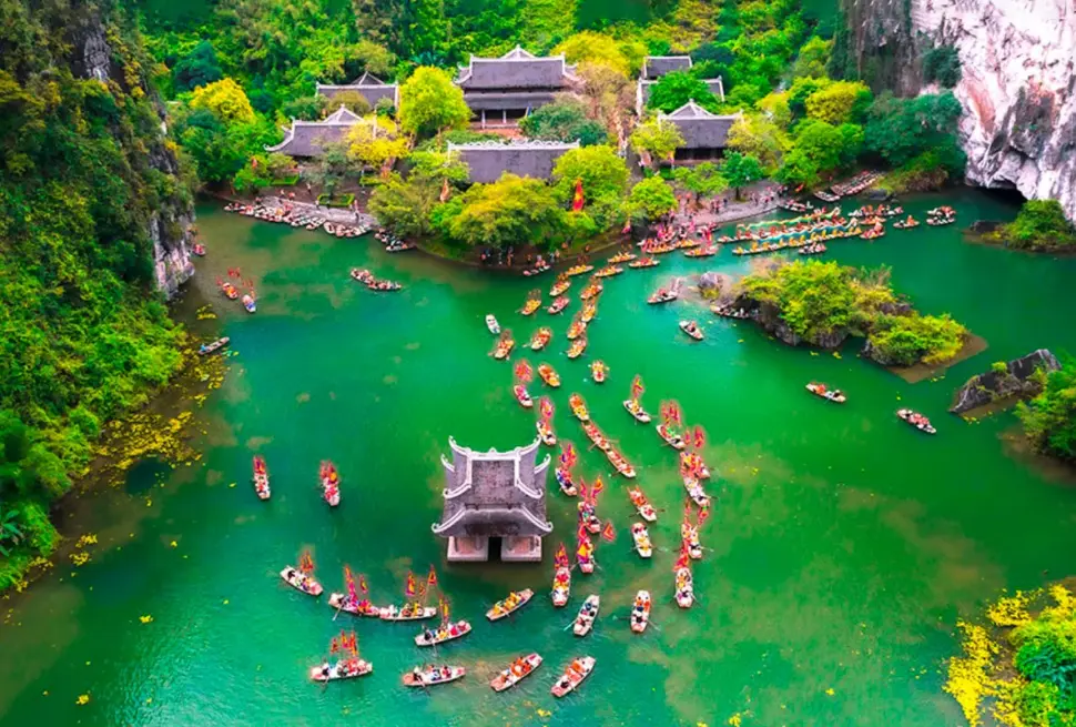 Trang An Ninh Binh boat tour with scenic limestone mountains, temples, and green waterways