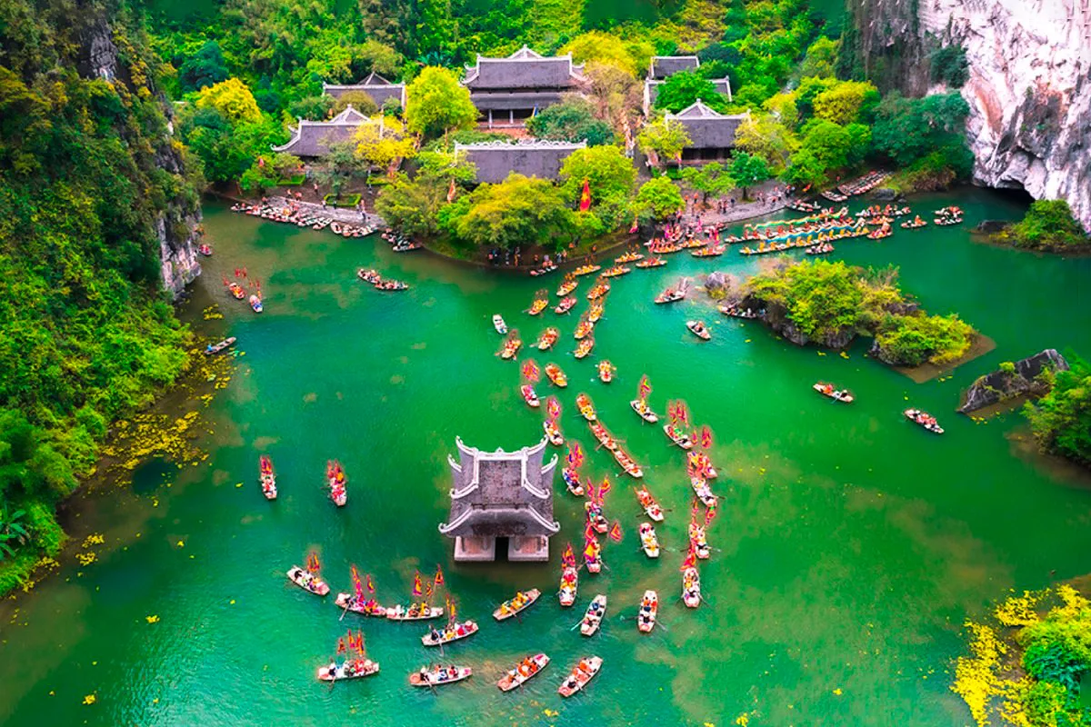 Trang An Ninh Binh boat tour with scenic limestone mountains, temples, and green waterways